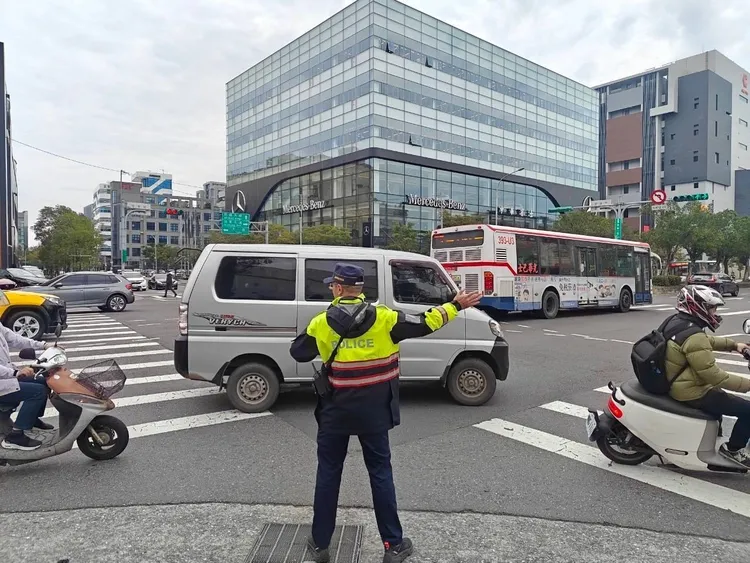 內湖警在春節假期前加強交通疏導。警方提供