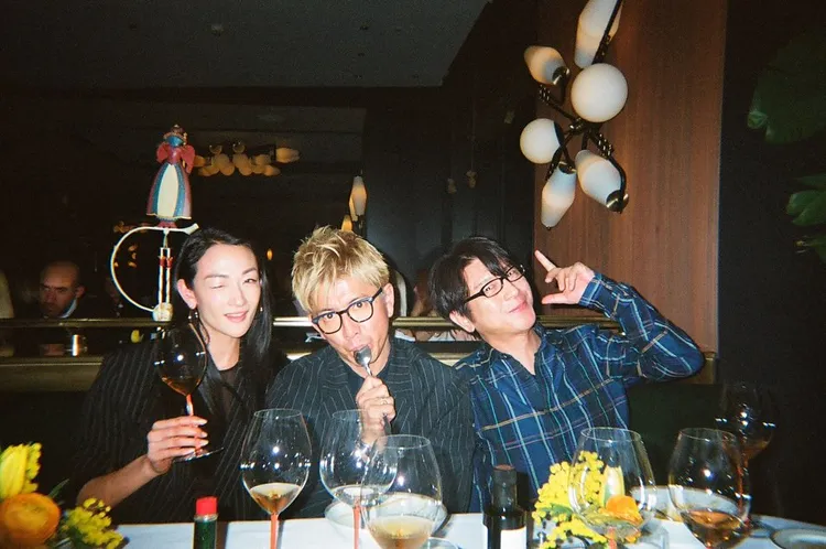 富永愛（左起）、木村拓哉、及川光博在巴黎的餐廳耍寶。翻攝玉澤演IG