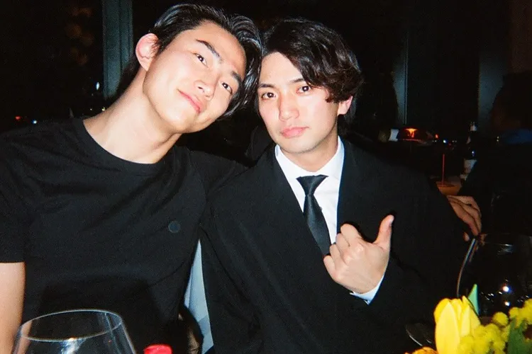 玉澤演（左）和「Aぇ! group」正門良規互動熱絡。翻攝玉澤演IG