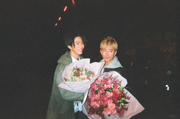 玉澤演（左）和木村拓哉同台演出。翻攝玉澤演IG