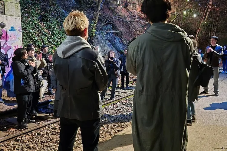 遠赴法國拍攝。翻攝玉澤演IG