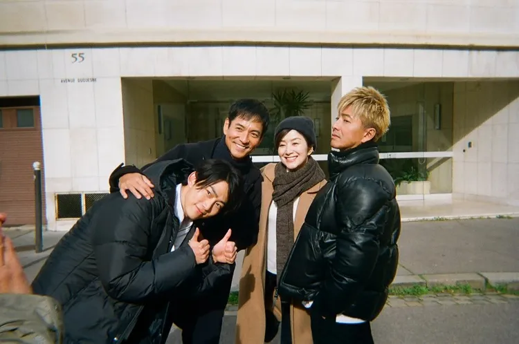 玉澤演（左起）、澤村一樹、鈴木京香、木村拓哉在片中是餐廳同事。翻攝玉澤演IG