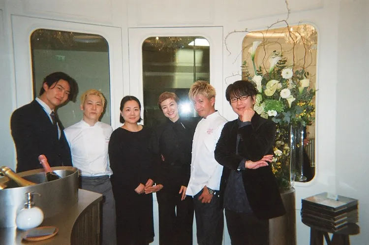 日本名廚小林圭（左二）擔任該片的料理監修。翻攝玉澤演IG