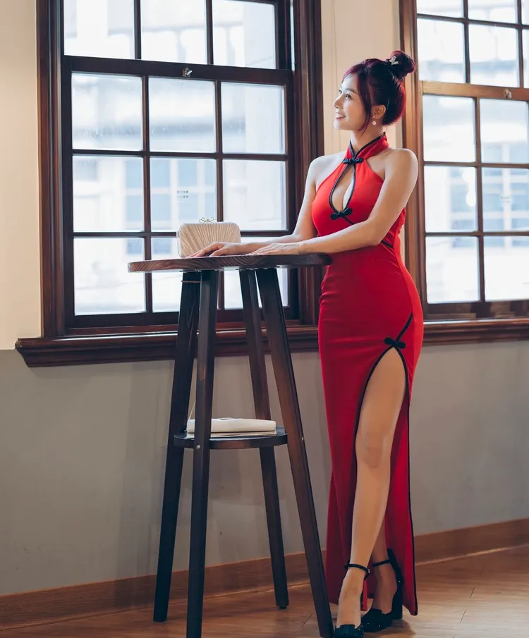 小紫穿旗袍秀好身材。樂天桃猿提供