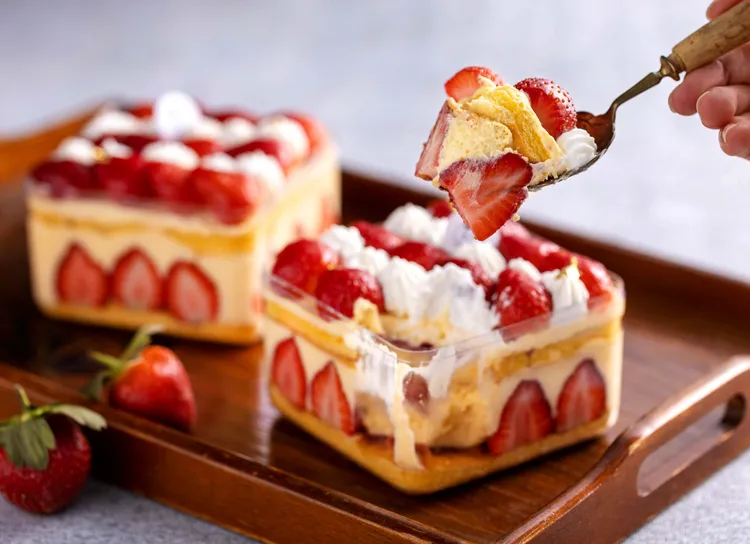 海綿蛋糕刷上莓果酒糖液、果醬，層疊台灣草莓和瑪滋斯卡邦慕斯等，足足12顆草莓，讓你一次草莓大滿足(草莓寶盒450元/盒)。業者提供