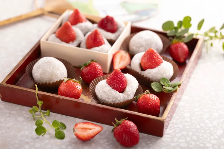 自製的白玉麻糬，包裹上紅豆餡和台灣草莓，白玉麻糬新鮮軟Q，襯出了紅豆甜香和草莓的酸甜多汁(草莓大福360元/4顆)。業者提供