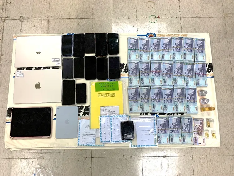 檢警查獲贓款。警方提供