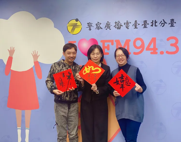 大隊長張玲堅參加警察廣播電臺節目反詐騙宣導。警方提供