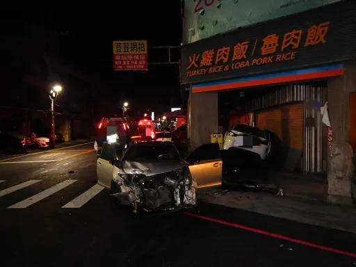 台中男酒駕闖紅燈擦撞一車後再衝破店家鐵門 毀桌椅、釀5傷