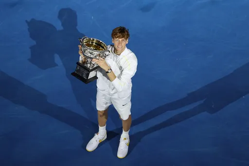 球王辛納澳網完成2連霸 決賽直落3收下冠軍金盃