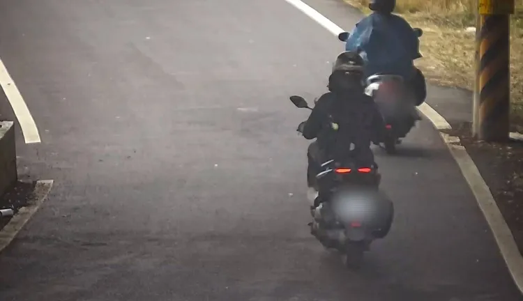 警方調閱監器發現機車騎士沿路掉落千元大鈔。八德警分局提供