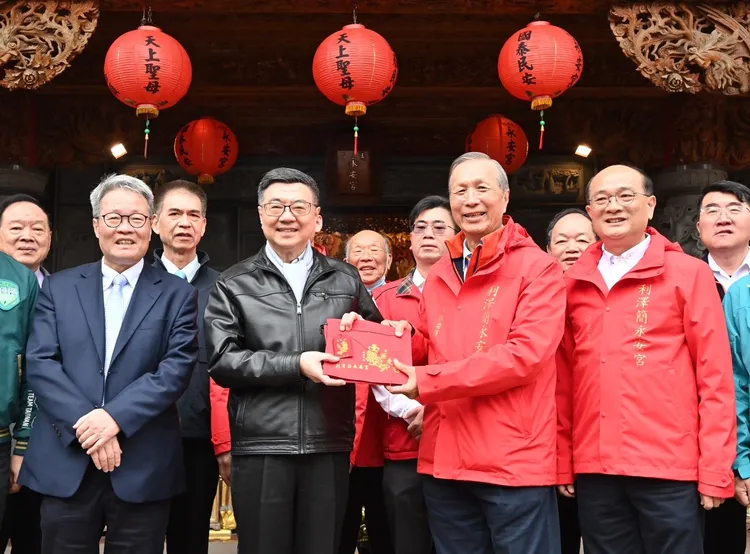 今（31）日是農曆大年初三，行政院長卓榮泰上午分別前往宜蘭補天宮、同安廟及永安宮等廟宇參拜祈福，並發送新春福袋向在場鄉親拜年，祝福大家新年快樂。行政院提供