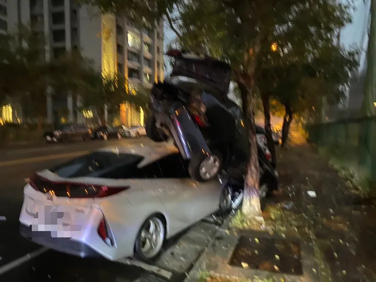 這起事故共造成4車受損。民眾提供