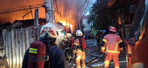 新北蘆洲3連棟工廠大火！延燒百坪濃煙竄天　消防局51車、113人馳赴搶救