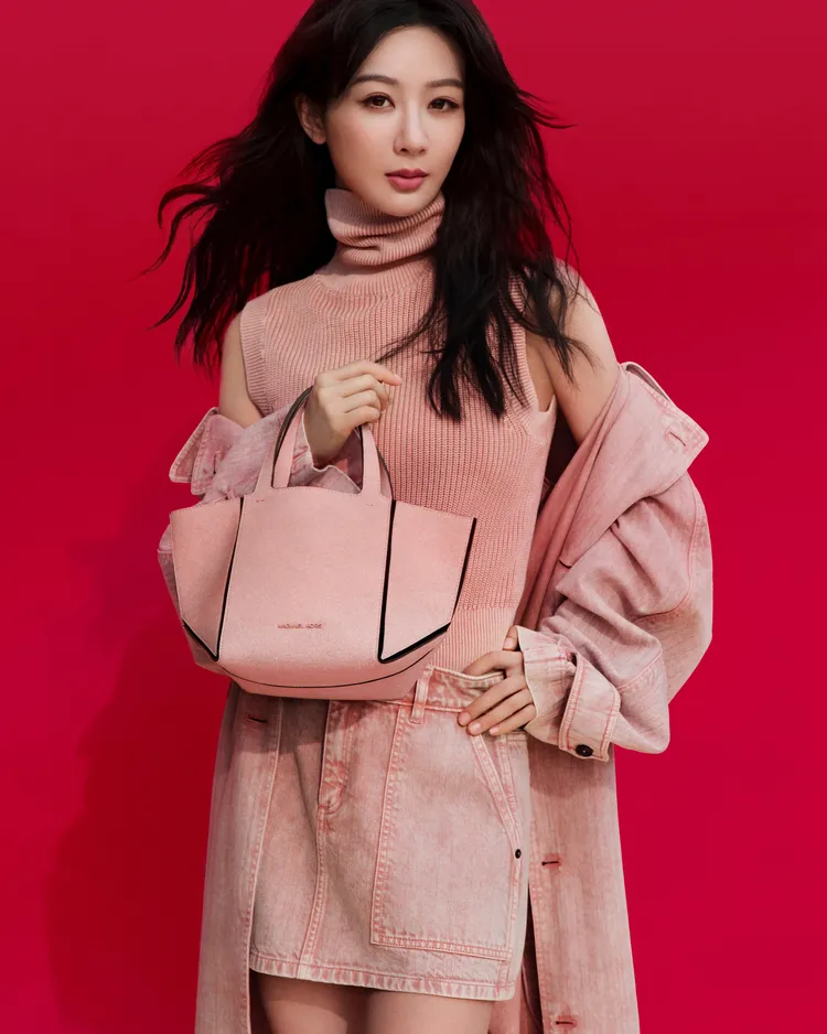楊紫搭配玫瑰水晶粉丹寧風衣、丹寧短裙、JORDI玫瑰水晶粉丹寧小提包。品牌提供