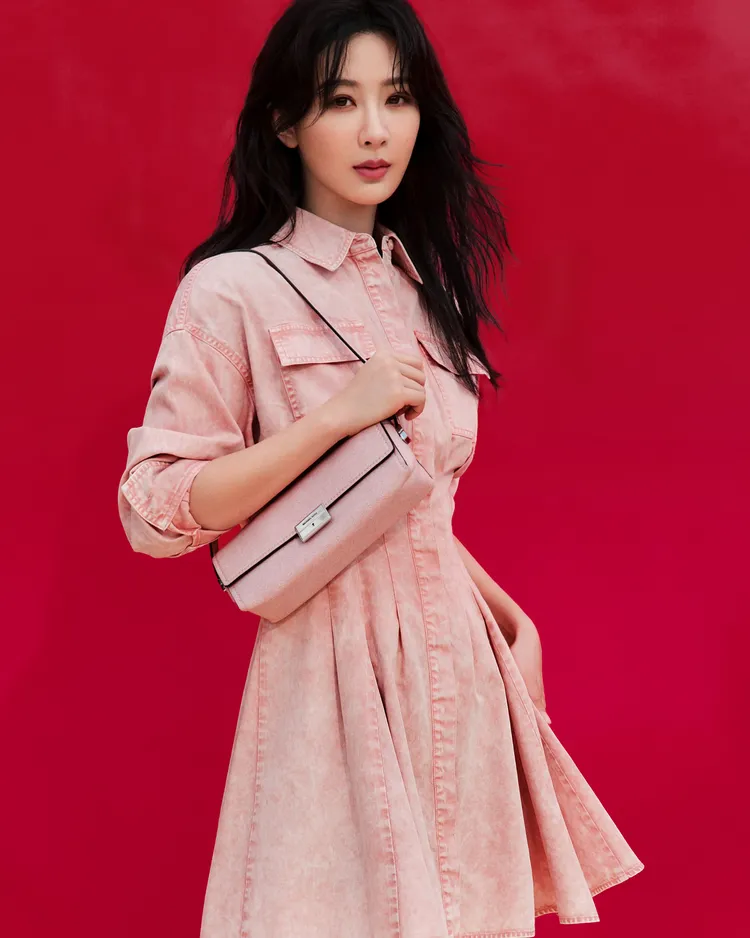 楊紫演繹玫瑰水晶粉丹寧洋裝、LUDLOW玫瑰水晶粉肩背包。品牌提供