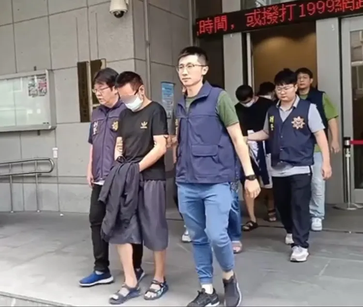 主嫌劉男（前）送辦。警方提供