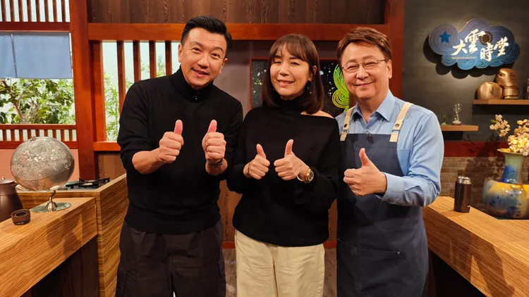 陳婉若（中）與王維明（左）接受李四端的訪問。伊林娛樂提供