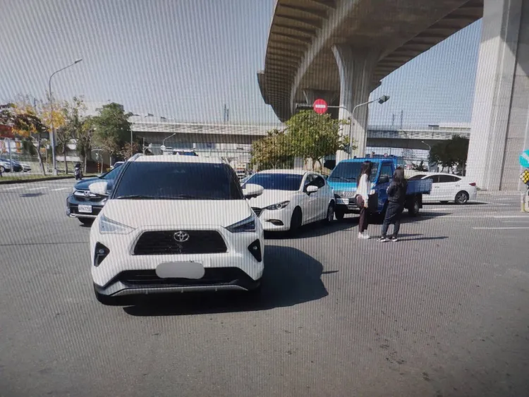 台中台74線潭子匝道前發生3車追撞事故。民眾提供