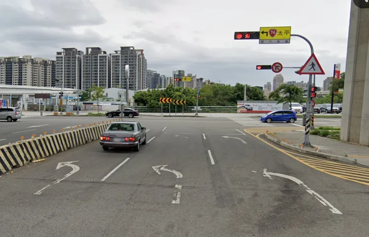 復興路一段3個車道均為左轉道，疑中間車道的車子左轉後搶進內車道釀禍。翻攝Google街景