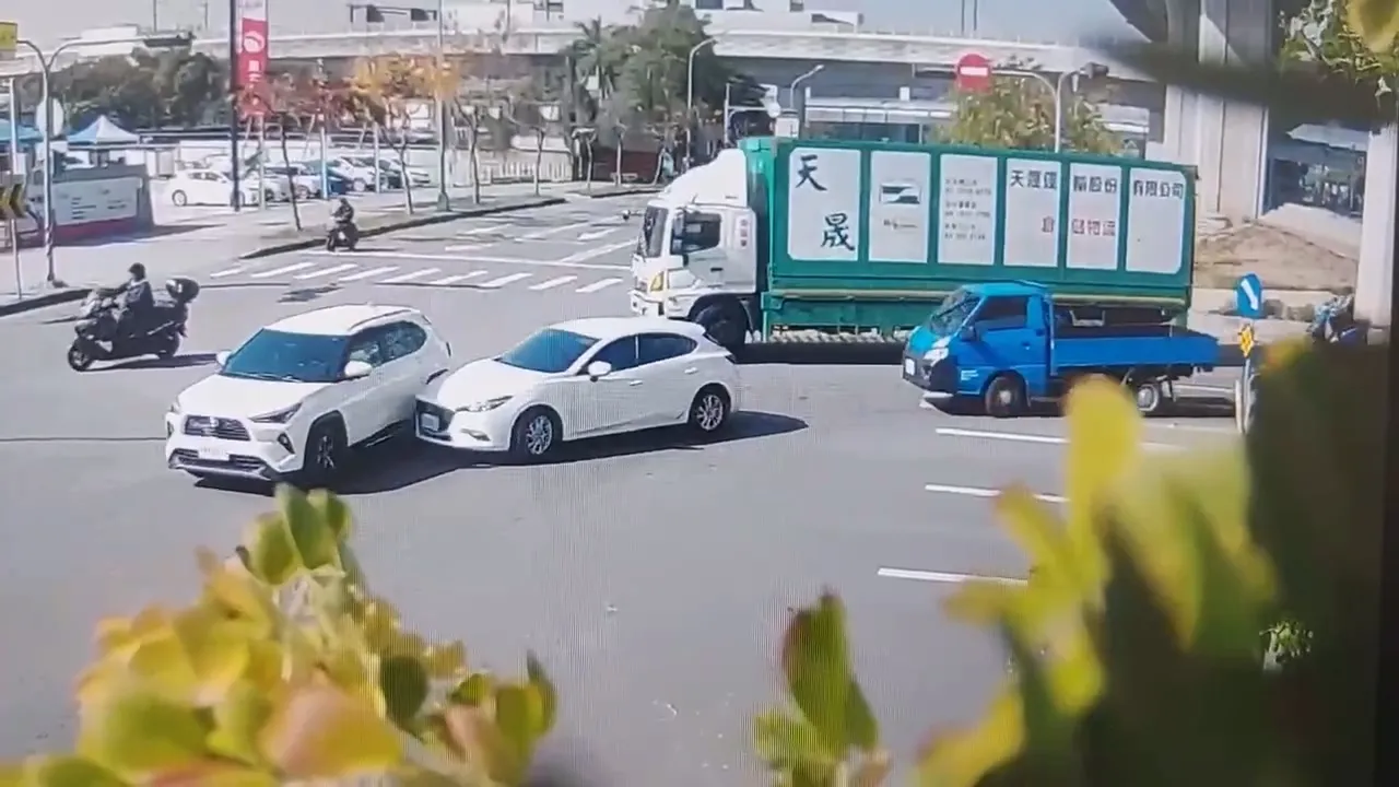 台中台74線匝道前3車連環撞 急什麼?左轉搶切內車道釀禍 |壹蘋新聞網