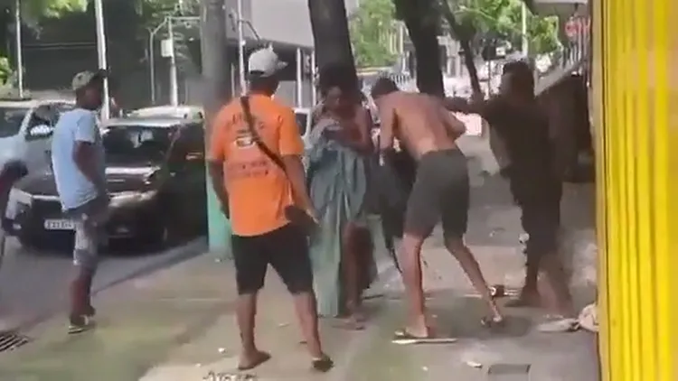 遊民也看不下去，加入驅趕活春宮情侶的行列。翻攝自reddit