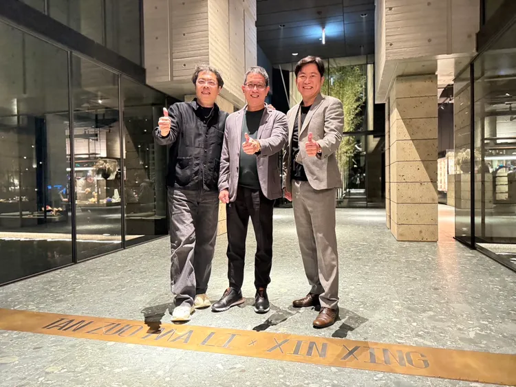 「碳佐麻里新興園區」為橙田建築室研所羅耕甫(左)打造，圖中為泰嘉開發董事長呂金發，圖右則為碳佐麻里董事長邱彥騰。葉家銘攝