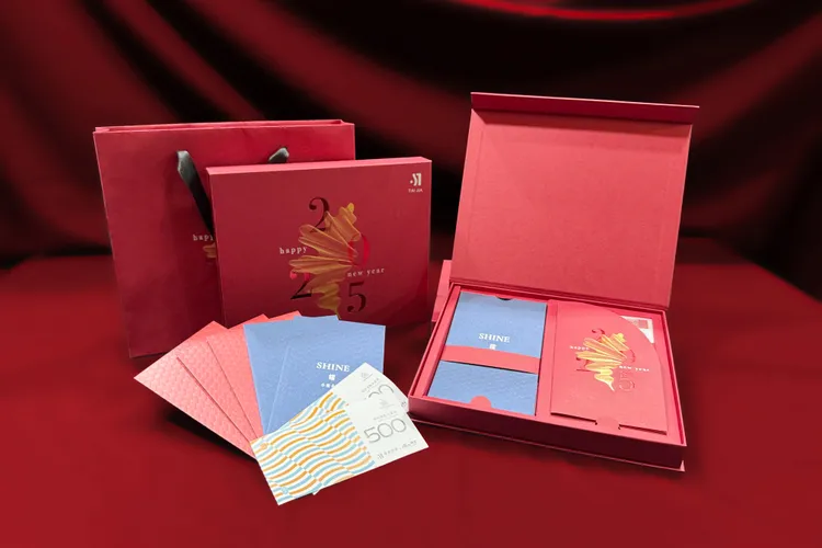 泰嘉開發每年贈送住戶年節禮品，今年與碳佐麻里合作送餐券與100元紅包。泰嘉開發提供