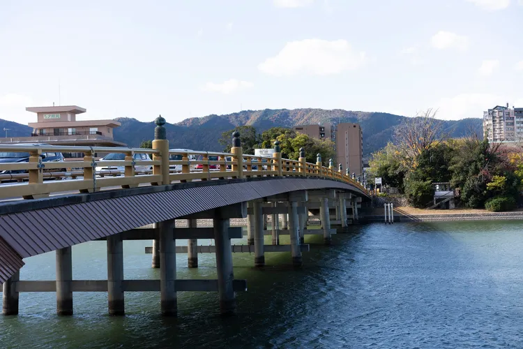 從琵琶湖橫跨瀨田川的千年古木橋「瀨田之唐橋」，是日本三大名橋之一，具有重要的軍事與交通歷史。業者提供