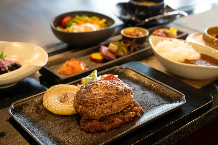 「Hamburg Steak松喜屋」是當地知名老店松喜屋的分店，主打以頂級近江牛製作的漢堡排。業者提供