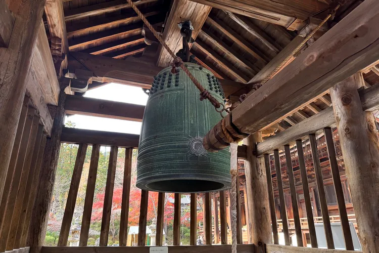 三井寺以其懸崖式建築「觀音堂」聞名，寺內珍藏多件國寶，包括金色阿彌陀佛像和名聲遠播的「三井之釣鐘」。業者提供