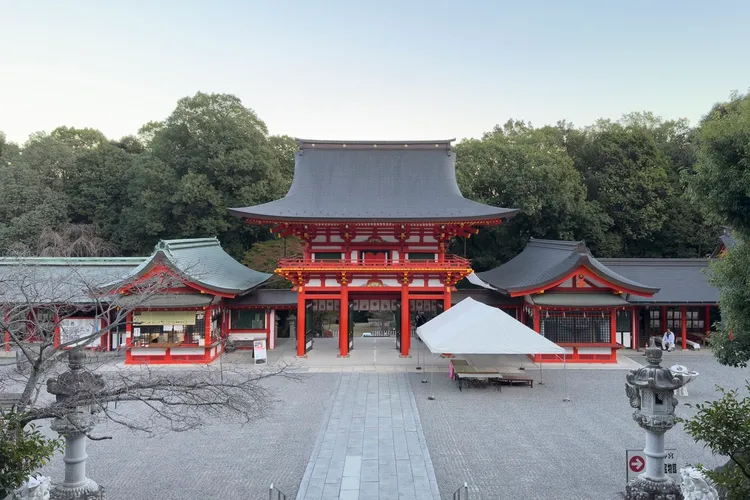 「近江神宮」供奉天智天皇，每年還會在此舉辦「百人一首」的全國賽事，並因少女漫畫《花牌情緣》而廣為人知。業者提供