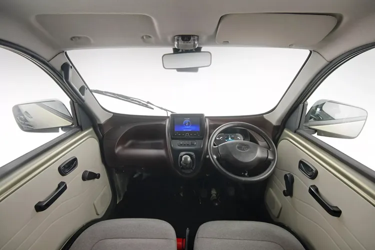 小巧迷你的車格，仍然具備兩個座位配置，配備簡單卻也不忘配上觸控螢幕。原廠照片