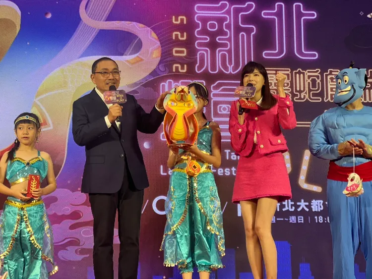 一般版「蛇燈精靈」特別結合2025雙北世壯運主視覺，呈現出新北是一個活力充沛且堅韌強壯的幸福城市。而特別版「蛇奇寶貝」則以招財貓為理念，要讓民眾招來好運，蛇麼都有。民政局提供