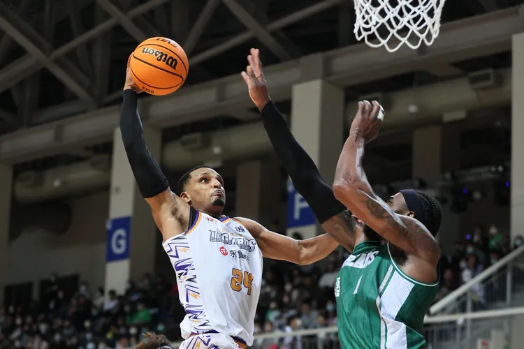 艾夫伯(左)。雲豹