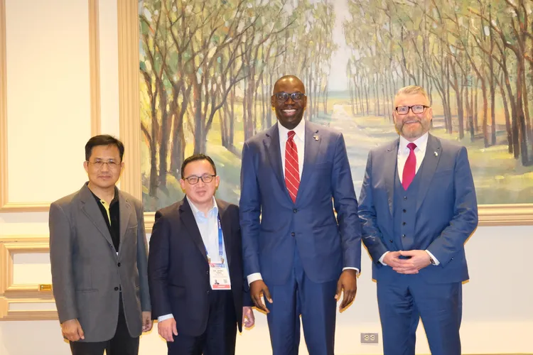 擷發科技董事長楊健盟(左二)與美國密西根州副州長Garlin Gilchrist II(右二)進行閉門會議，雙方就未來在汽車產業的ASIC設計服務與AI軟體設計服務等相關領域的合作機會，進行廣泛深入的溝通。擷發科技提供