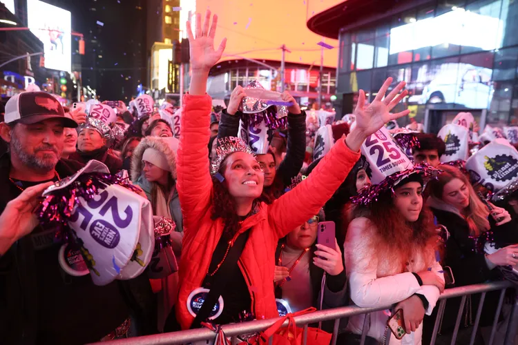 雨水擋不住民眾的熱情。美聯社
