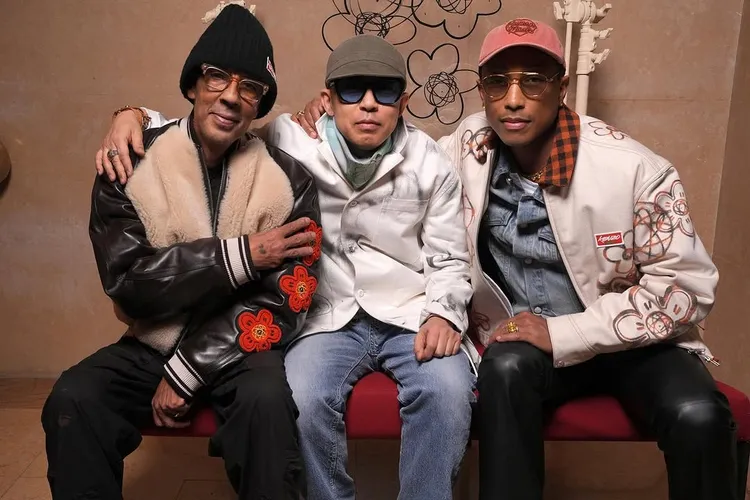 藝術家Futura 2000（左起）、KENZO藝術總監Nigo、Pharrell Williams一同合影。品牌提供