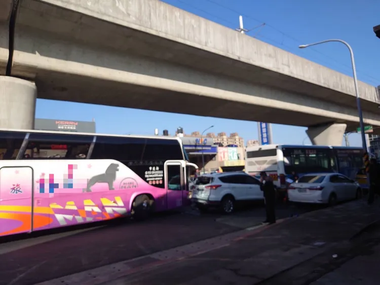 5輛大小車撞成一團，所幸遊覽車是空車，沒有乘客受傷，司機則輕傷送醫。翻攝畫面