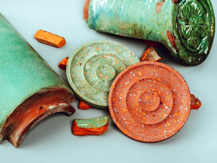 水波紋置物盤配色象徵史博館的紅牆、綠瓦。國立歷史博物館提供