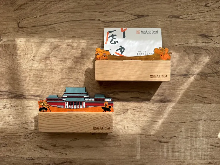 史博館將木扶手改造為名片座。國立歷史博物館提供