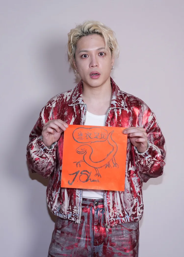 J.Sheon揮春竟畫蛇添足，題字「豐衣足蛇」翻玩諧音哏。彭欣偉攝