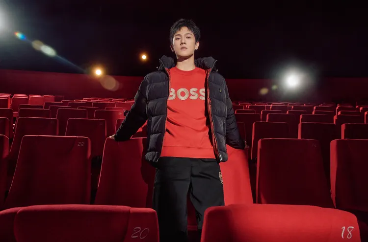 李昀銳換上BOSS新春系列的大學踢、羽絨外套。品牌提供