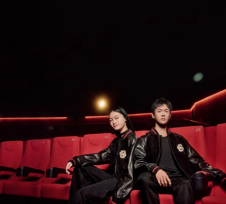 李昀銳（右）與一旁的模特搭配BOSS情侶裝。品牌提供