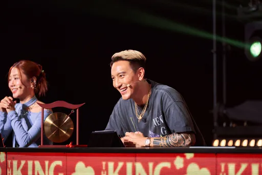 蔡詩芸不要看!王陽明當眾撩老闆娘 隔空送飛吻讓她超心動