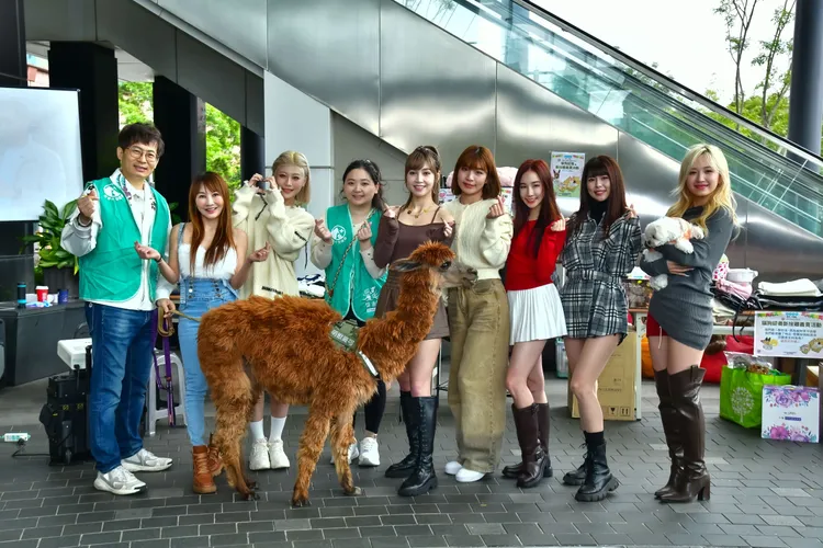 （左起）翁總、王宥忻、電豹女小楓、流浪動物協會召集人、草莓、語萱、Nia、諺諺、喬喬。台灣流浪動物救援協會提供