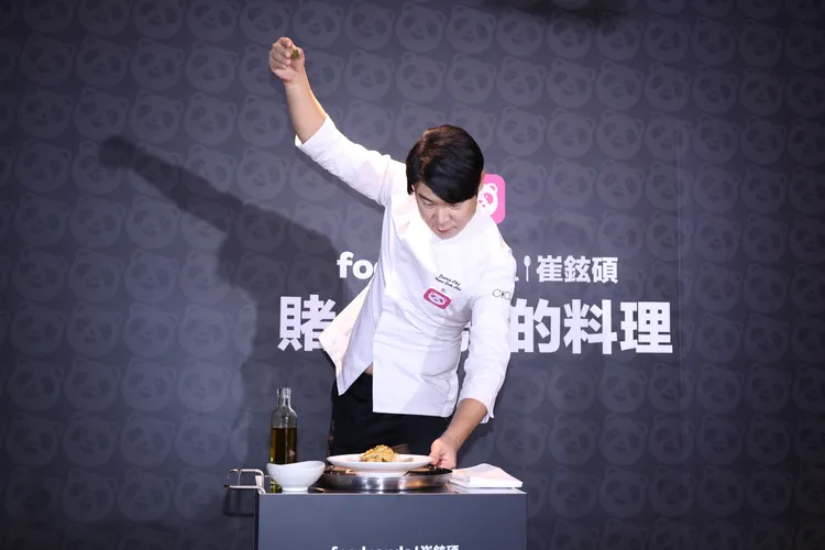 崔鉉碩主動秀出招牌撒鹽的姿勢。彭欣偉攝