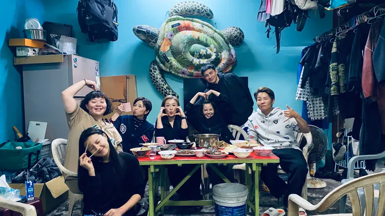 王瞳（左三）和《愛的榮耀》「蔡家」在綠島跨年度假。民視提供