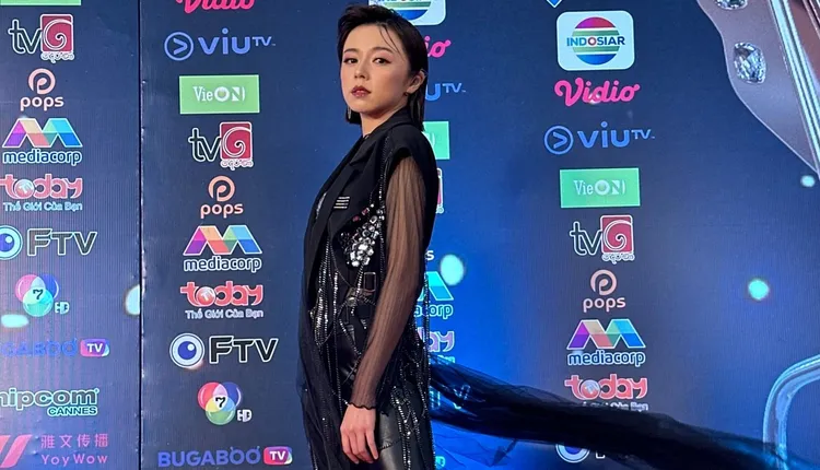 王瞳擔任霸氣樂團的鍵盤手，照片是先前她與樂團赴印尼表演化身成女Rocker。民視提供