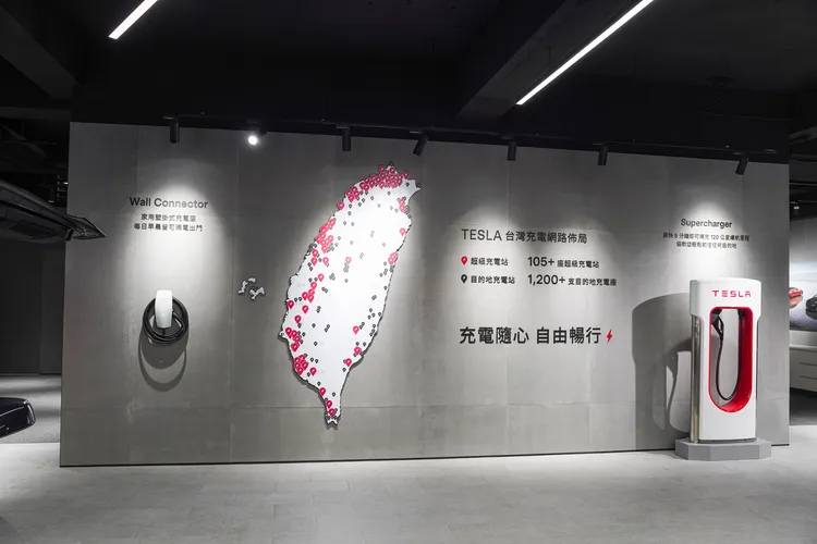 Tesla 目前在全台灣已開放高達 107 座超級充電站點，其中有 8 座站點位於桃園地區，消費者亦可至全台 Tesla 體驗店了解充電規劃與家用充電座安裝等專業服務。業者提供